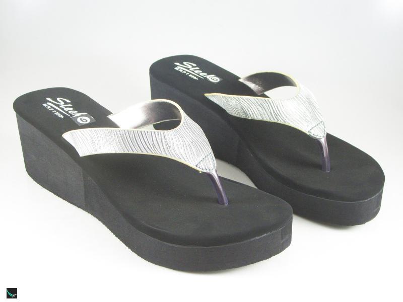 Women sandals in black with silver tip